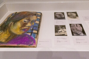 成子が10代に描いたスケッチ（左）と、製作風景を映した写真